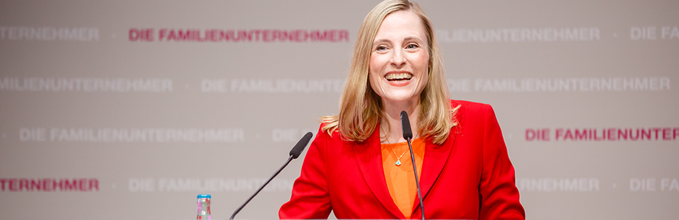 Neu gewählte Präsidentin Marie-Christine Ostermann hält eine Rede bei den Familienunternehmer-Tagen 2023 in Berlin